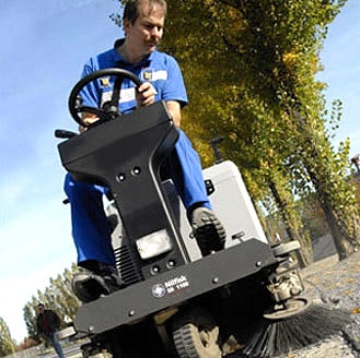 Tsatsis und Wucherpfenning - Leistungen - Geb&auml;udedienste - Reinigung und Pflege von Außenanlagen